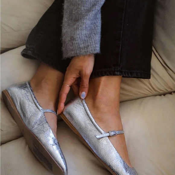 Mary Jane ballet flats. Silver distressed leather. Size 7 1/2. - Picture 5 of 10